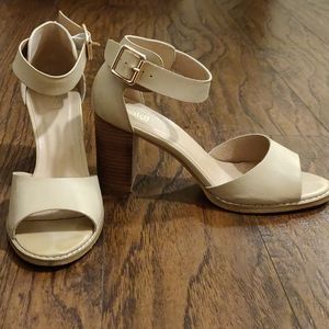 Baldi Cream Everyday heels 👠👠